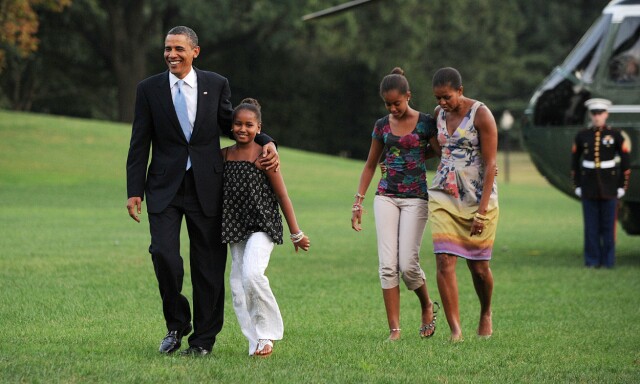 DEN GANG DA: Familien Obama landet trygt med helikoptere på gressplenen ved Det hvite hus, etter en svipptur til Martha's Vineyard i 2010. FOTO: NTB scanpix DEN GANG DA: Familien Obama landet trygt med helikoptere på gressplenen ved Det hvite hus, etter en svipptur til Martha's Vineyard i 2010. FOTO: NTB scanpix